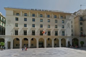  Juzgan a dos mujeres acusadas de estafar más de 83.000 euros a un constructor de Dénia con el cuento de una herencia