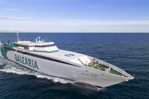 Baleària renueva los motores del fast ferry Ramon Llull para dotar de mayor ecoeficiencia y fiabilidad a la ruta Dénia-Formentera 