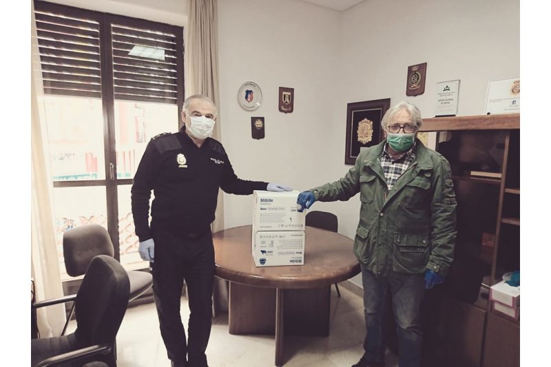 Los promotores donan 2.000 guantes para la proteccin de los agentes de la Comisara de Polica Nacional 