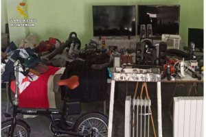 La Guardia Civil desarticula una banda que robaba en casas de Xàbia
