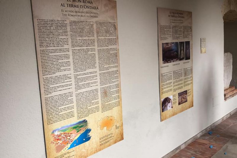 Les jornades de Patrimoni posen en valor el claustre de lAjuntament dOndara amb nova cartelleria sobre el mon rom
