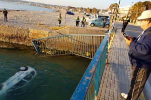 Un vehculo cae al mar desde un puente en Xbia