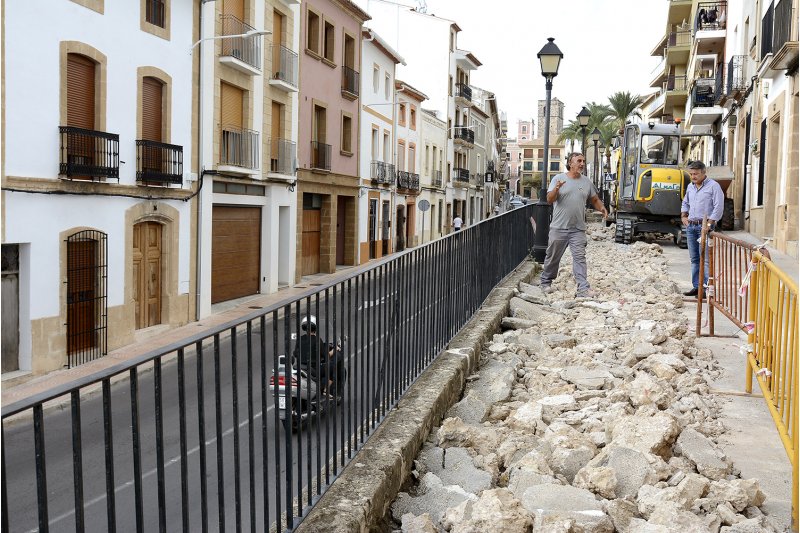 Arrancan las obras de mejora en la calle Cervantes de Xbia