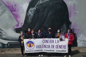 Lazos y reivindicación en la plaza de Maria Cambrils conmemoran el Día Internacional contra la violencia de género en Pego