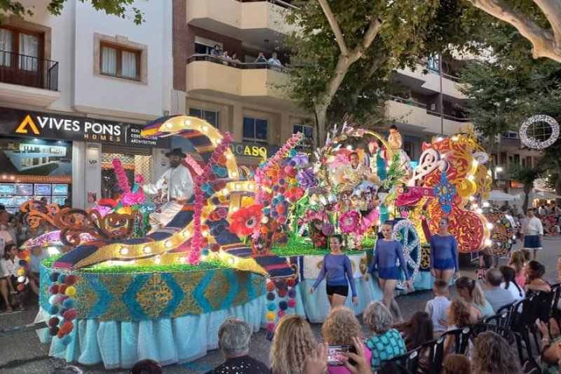 Baix la Mar gana el desfile de carrozas de Dénia y se impone en comparsas