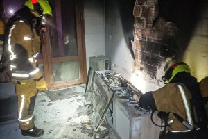 Los bomberos rescatan a un perro que estaba atrapado en el incendio de una vivienda de Calp