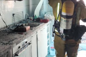 Desallotgen un edifici a Dénia pel incendi en un habitatge 