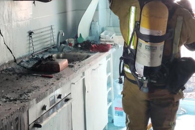 Desalojan un edificio en Dénia por el incendio en una vivienda 