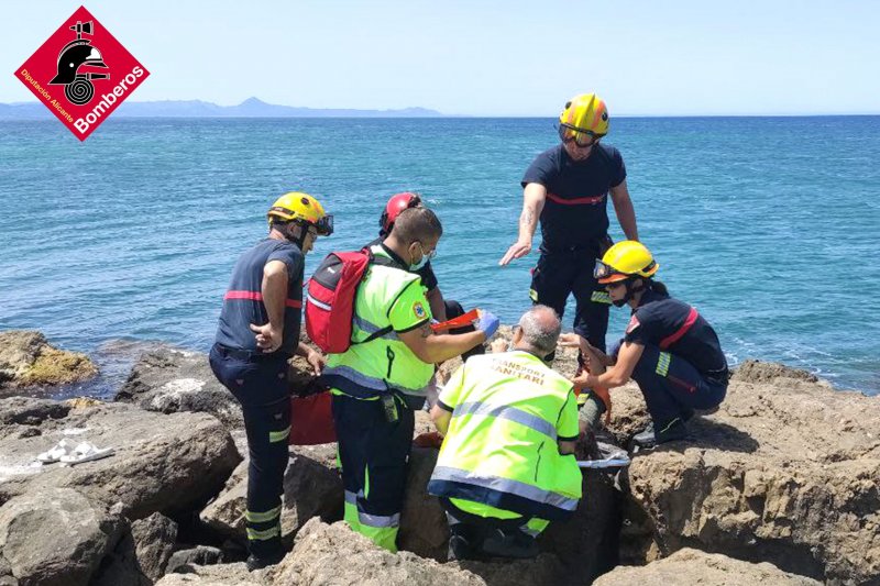 Los bomberos auxilian  a una mujer en una escollera de Dénia