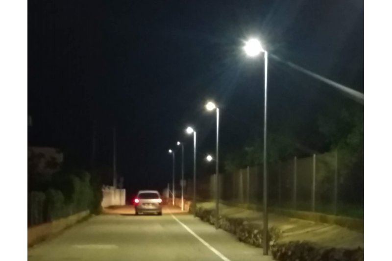 El Ayuntamiento de Ondara coloca farolas solares en el camino del Cementerio como mejora de seguridad vial