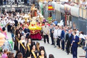 La processó i el castell despedeixen la festa del patró Sant Bonaventura de Pedreguer