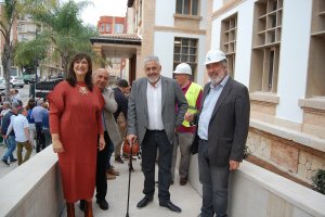 La visita a la nueva biblioteca Carmen Alemany Bay deviene en un homenaje institucional de Pego a su figura