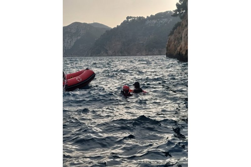 Cruz Roja de Xàbia rescata a dos jóvenes atrapados sobre una roca en el litoral del Cap Negre