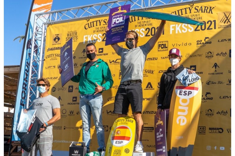 El kitesurfista de Marina El Portet lex Climent se impone en Formentera y vuela hacia su tercer ttulo de Cutty Sark FKSS