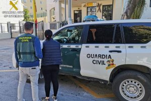La Guardia Civil detiene en Calp a una mujer que se dedicaba a robar mediante el método del abrazo 
