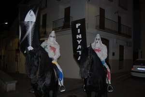 Dos cavalls negres en la comitiva posen la novetat al soterrament de sardina de Pego