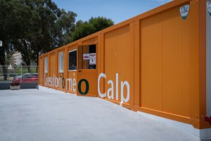 El Consultorio de Verano de Calp ya presta asistencia sanitaria en la Playa de la Fossa