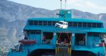 Baleria comienza a descargar los coches del barco encallado en la escollera norte de Dnia 