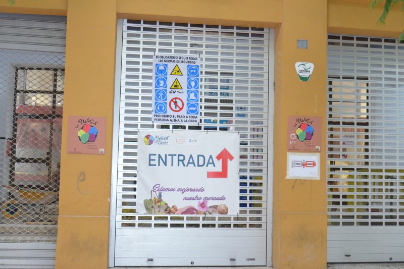 Colocan un cartel en la puerta del Mercat de Dnia para evitar la fuga de clientes 