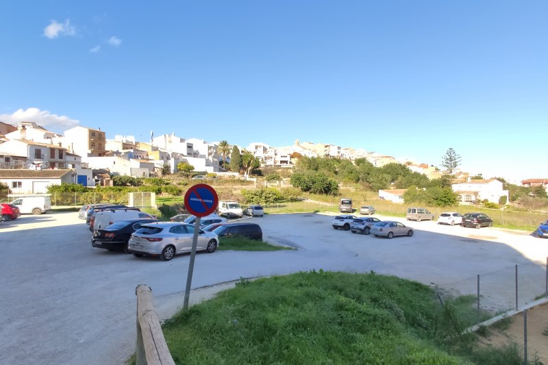 Benitatxell habilitará 85 plazas en el aparcamiento de Capelletes y creará un nuevo parque canino 