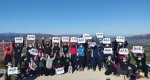 Benitatxell recorre sus acantilados y estrena el documental L’Encontre en el Día de las Montañas