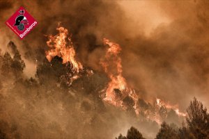 180 personas evacuadas en el incendio que arrasa el Coll de Rates