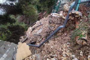 Un mur s'esfondra i aboca enderrocs sobre la senda que condueix a la pesquera d’Enconts a Xàbia