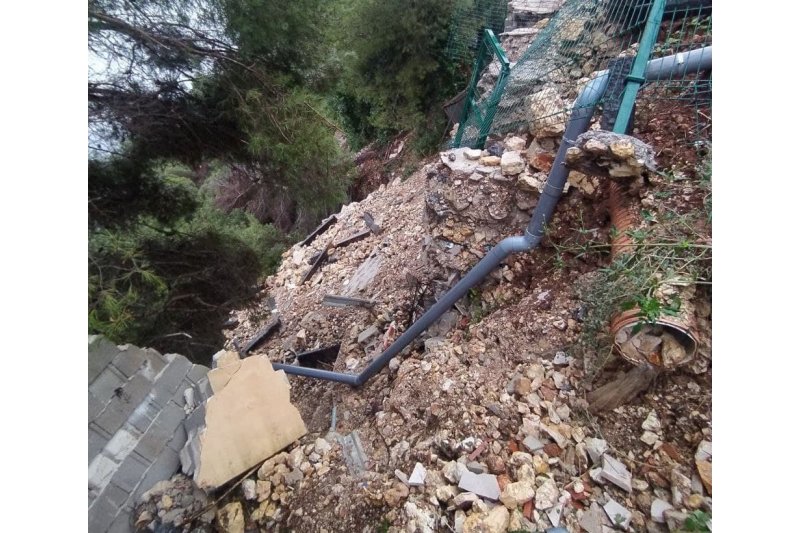 Un muro se derrumba y vierte escombros sobre la senda que conduce a la pesquera dEnconts en Xbia