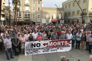 Més de cinc-centes persones clamen per l’eradicació del punt negre de l’Hostal de Sant Jaume a Pego