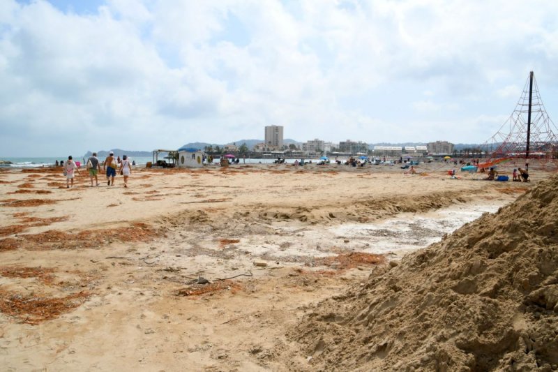 Xbia inicia los trabajos de adecuacin de las playas afectadas por la gota fra 
