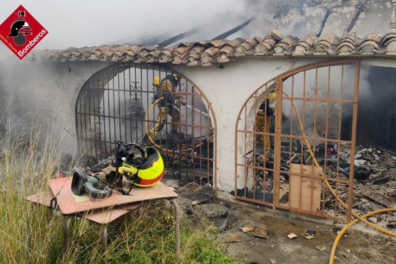 Incendio en una casa de Benissa donde se acumulaban neumáticos 