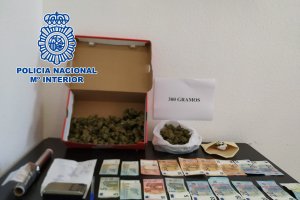 La Policía Nacional sorprende en Denia a una persona vendiendo droga tras la quejas vecinales 