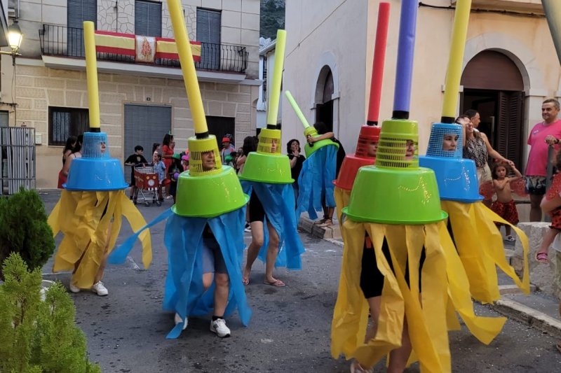 La desfilada de disfresses acomiada amb humor i colorit les festes de Benimeli
