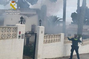 La Guardia Civil interviene en el incendio de una casa de Moraira  y salva a una octogenaria