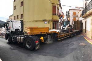 Un camió de 14 metres s'embossa en ple centre històric de Benitatxell