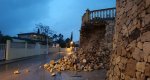 Las lluvias derriban el muro de una vivienda en Beniarbeig