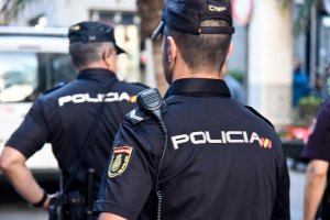 La Polica Nacional detiene en Dnia a tres personas tras agredir al propietario de una vivienda cuando pretendan ocupar su casa