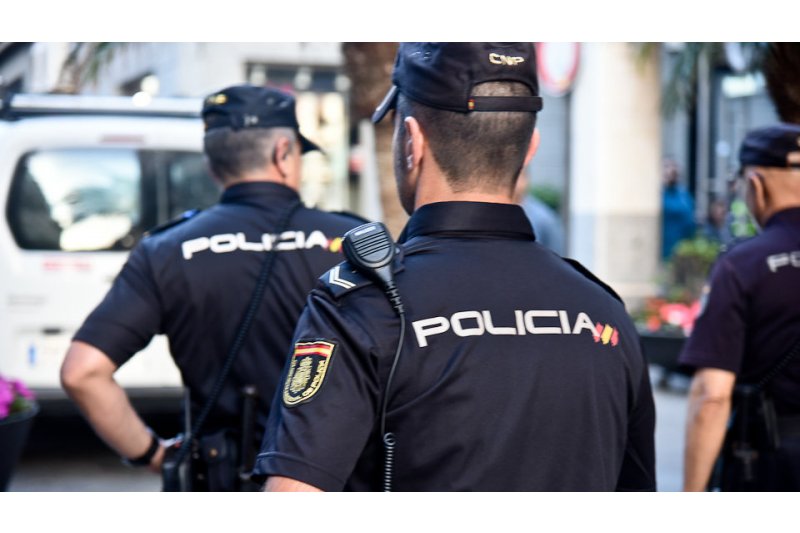 La Polica Nacional detiene en Dnia a tres personas tras agredir al propietario de una vivienda cuando pretendan ocupar su casa
