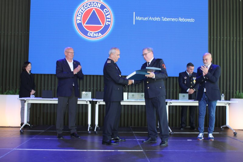 Andrs Tabernero recibe la Medalla de la Polica Local por sus ms de 37 aos de servicio