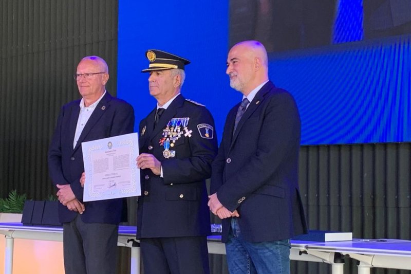 Andrs Tabernero recibe la Medalla de la Polica Local por sus ms de 37 aos de servicio