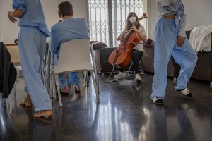 El Hospital de Dénia ofrece talleres de musicoterapia para familiares y pacientes ingresados en psiquiatría