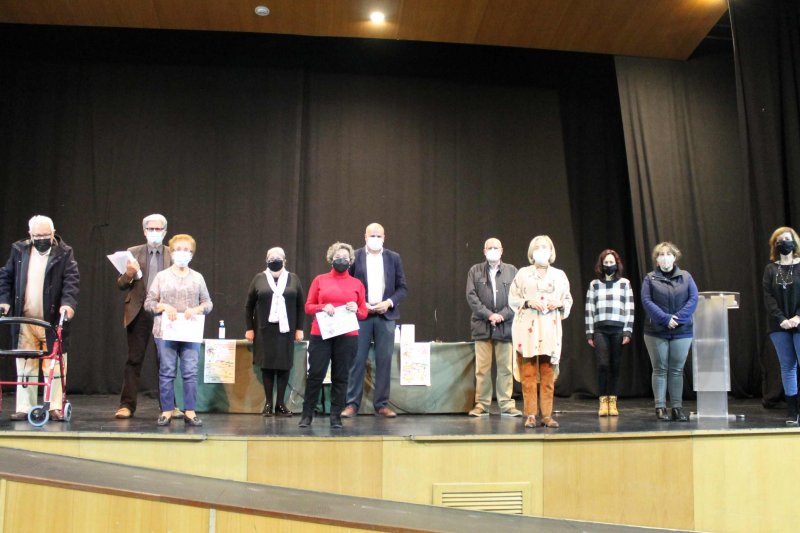 Los cuatro participantes en el concurso literario para mayores de Dnia se llevan premio