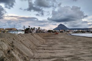 El dique de proteccin de la playa del Arenal se mantiene hasta marzo