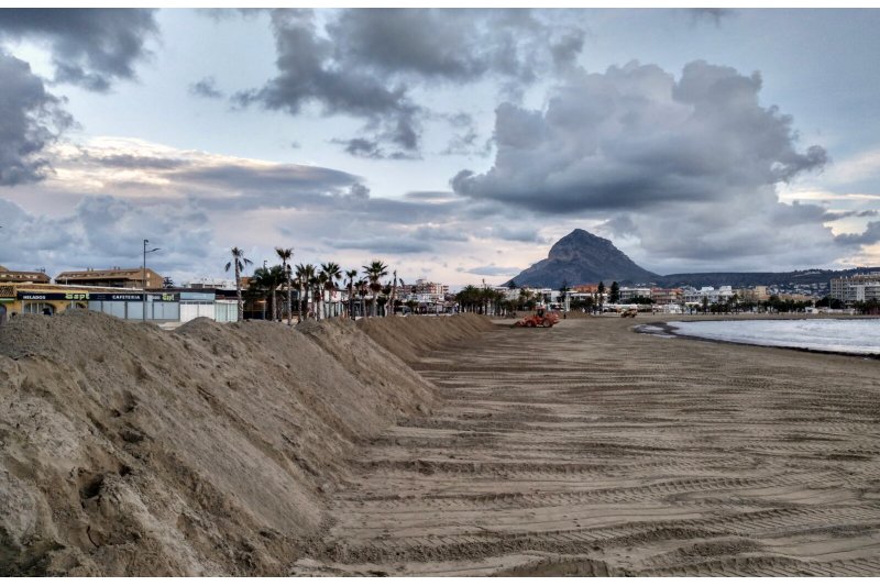 El dique de proteccin de la playa del Arenal se mantiene hasta marzo