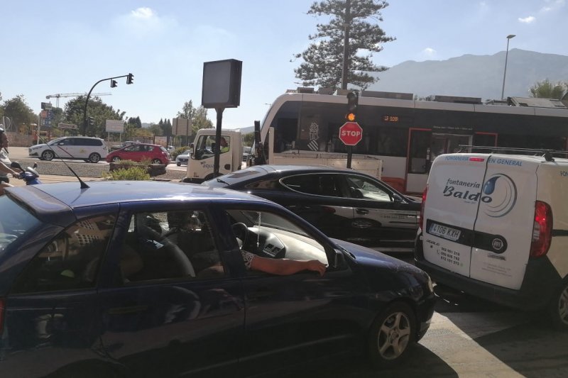 Otro accidente en un paso a nivel de Dénia: un camión se salta el semáforo en rojo e invade la vía del trenet 