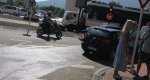 Otro accidente en un paso a nivel de Dénia: un camión se salta el semáforo en rojo e invade la vía del trenet 