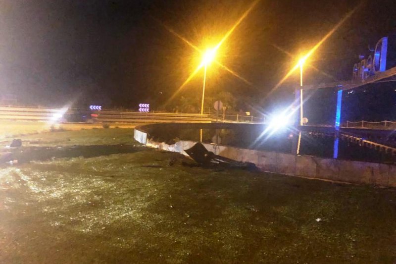 Un coche se estampa contra una rotonda de la carretera Dénia-Ondara y provoca daños en la fuente 