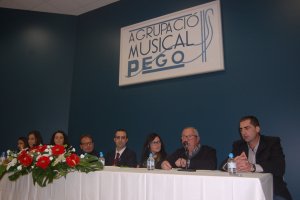 L’Agrupació Musical de Pego homenatja als seus directors i presidents en la presentació del llibre dels 145 anys de trajectòria