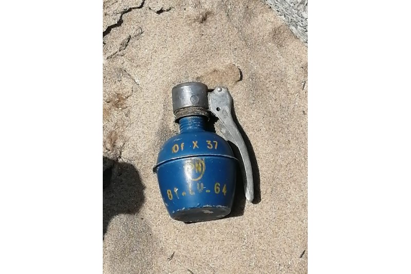 Aparece una granada de mano en la playa de Les Deveses