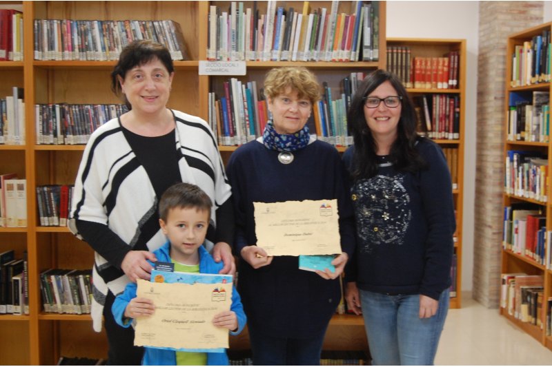 Oriol Cloquell y Dominique Dubie reciben los premios a los ms lectores de la Biblioteca Municipal de Pego